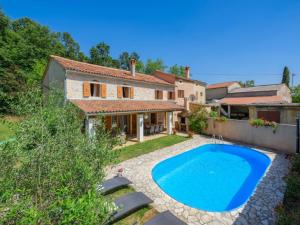 una villa con piscina frente a una casa en Villa Istra - Four Bedroom Villa with Private Pool, en Gračišće