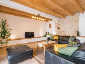 Una sala de estar con un sofá y un televisor. en Villa Istra - Four Bedroom Villa with Private Pool, en Gračišće