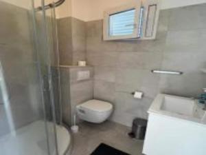 Koupelna v ubytování Apartments Bleu - One Bedroom Apartment with Balcony and See View 1 + 11 fotografií