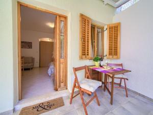 Posedenie v ubytovaní Chic and Charming Krk Downtown Apartments - Classic Studio Apartment