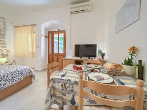 Posteľ alebo postele v izbe v ubytovaní Chic and Charming Krk Downtown Apartments - Classic Studio Apartment