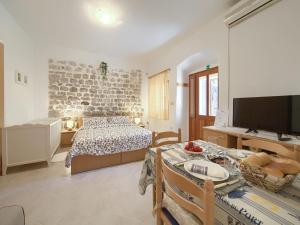 Posteľ alebo postele v izbe v ubytovaní Chic and Charming Krk Downtown Apartments - Classic Studio Apartment