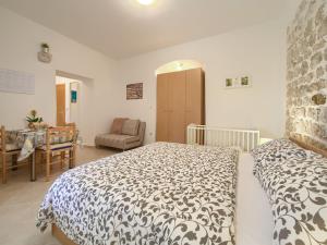 Posteľ alebo postele v izbe v ubytovaní Chic and Charming Krk Downtown Apartments - Classic Studio Apartment