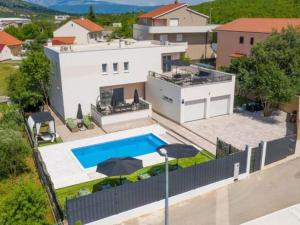 Πισίνα στο ή κοντά στο Five Bedroom Villa with Private Pool