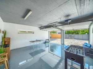 Πισίνα στο ή κοντά στο Five Bedroom Villa with Private Pool
