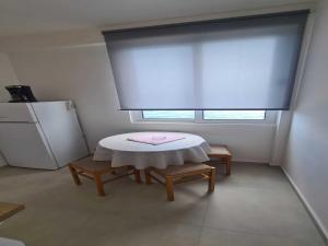 Una pequeña cocina con una mesa y una ventana. en Apartments Pansion Franka 4 - Apt 7, en Brist
