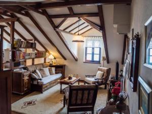Khu vực ghế ngồi tại Stone House Seaside Retreat on Bra Island - Two Bedroom Apartment 1