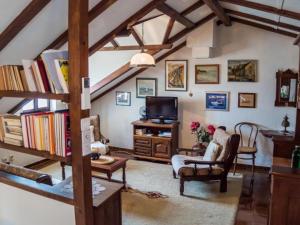 Un televizor și/sau centru de divertisment la Stone House Seaside Retreat on Bra Island - Two Bedroom Apartment 2