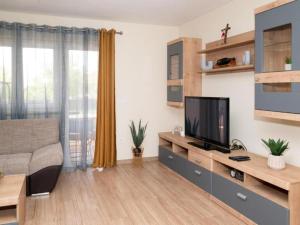 Μια τηλεόραση ή/και κέντρο ψυχαγωγίας στο Five Bedroom Villa With Pool