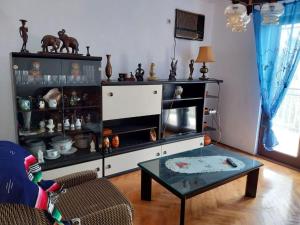 TV a/nebo společenská místnost v ubytování Holiday Home Marina - Two Bedroom Holiday Home with Terrace