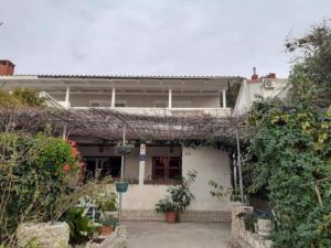 une maison avec un arbre tombé dessus dans l'établissement Guest House Green Corner Supetarska Draga - Studio Apartment with Terrace And Sea View, à Rab