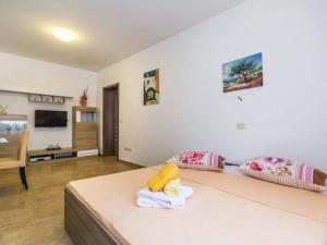 une chambre avec un lit et un salon dans l'établissement Cozy One Bedroom Apartment with Terrace, à Brseč