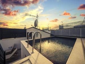 Bassein majutusasutuses Two Bedroom Villa with Terrace and Swimping pool või selle lähedal