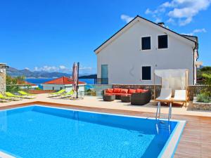 una villa con piscina e una casa di Kula Fancy Apartments - One-Bedroom Apartment with Terrace Ground Floor A1 a Drače