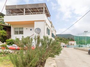 a house with a solarium on the side of it at Four Bedroom Holiday Home with Sea View in Ston