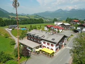una vista aérea de un pequeño pueblo con una casa en Gasthof Mairwirt, en Schwendt