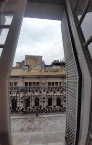 ブエノスアイレスにあるCasa surの窓から建物の景色を望めます。