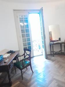 ブエノスアイレスにあるCasa surのテーブルと椅子、ドア付きの部屋