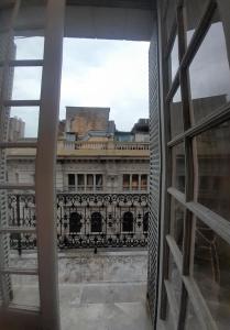 ブエノスアイレスにあるCasa surの建物が見える開いた窓