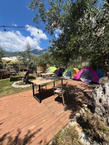 Nespecifikovaný výhled na hory nebo výhled na hory při pohledu z luxury tent