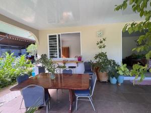 Um jardim no exterior de FAREOA