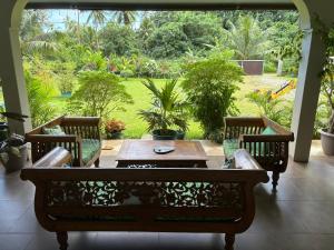 Um jardim no exterior de FAREOA