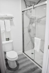 Koupelna v ubytování Super 8 by Wyndham Visalia + 19 fotografií