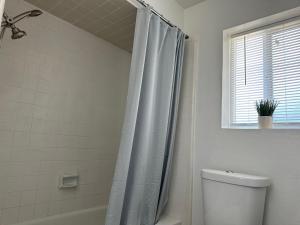 Bilik mandi di Charming Suite with privacy