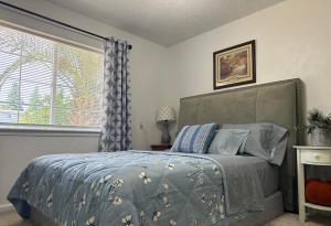 Katil atau katil-katil dalam bilik di Charming Suite with privacy