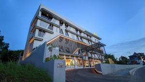 巴淡岛中心OS Style Hotel Batam Centre的一栋有很多窗户的白色大楼