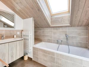 Ένα μπάνιο στο Chalet neuf 5 chambres, 10 pers, vue Mont Blanc, parking, wifi - FR-1-663-28