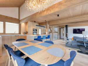 Η κουζίνα ή μικρή κουζίνα στο Chalet neuf 5 chambres, 10 pers, vue Mont Blanc, parking, wifi - FR-1-663-28
