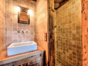 un bagno con lavandino bianco su un bancone di Chalet savoyard, 4 chambres, sauna et jacuzzi à St-Gervais - FR-1-663-42 a Saint-Gervais-les-Bains Altre 7 foto