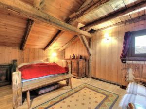 una camera con un letto in una baita di tronchi di Chalet savoyard, 4 chambres, sauna et jacuzzi à St-Gervais - FR-1-663-42 a Saint-Gervais-les-Bains