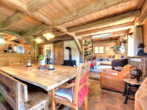 una sala da pranzo con un grande tavolo in legno in una stanza di Chalet savoyard, 4 chambres, sauna et jacuzzi à St-Gervais - FR-1-663-42 a Saint-Gervais-les-Bains