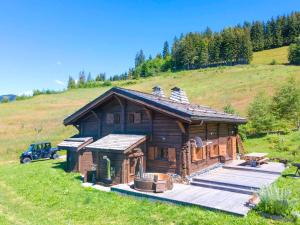 una baita di tronchi su una collina in un campo di Chalet savoyard, 4 chambres, sauna et jacuzzi à St-Gervais - FR-1-663-42 a Saint-Gervais-les-Bains