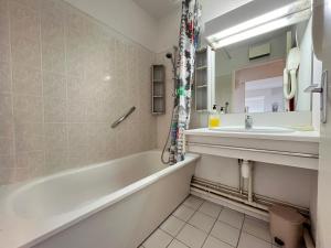 a bathroom with a tub and a sink at Appartement 3 pièces, vue mer, parking, climatisation à Sète - FR-1-338-620 in Sète +11 photos