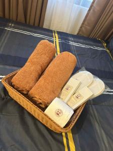 a basket filled with towels and sandals on a bed at Casa En El Sur in Santa Rosa