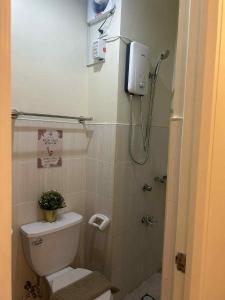 a small bathroom with a toilet and a shower at Casa En El Sur in Santa Rosa