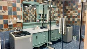 ein Badezimmer mit zwei Waschbecken und einem Spiegel in der Unterkunft Beijing City center - One bedroom flat with two beds and CBD view in Peking + 117 Fotos