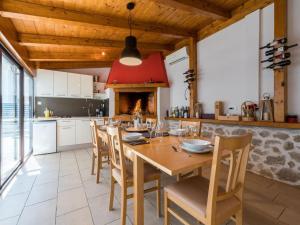 Kuchyň nebo kuchyňský kout v ubytování Villa S - Five Bedroom Villa with Private Pool