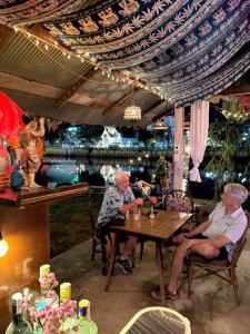 Επισκέπτες που μένουν στο Ban Narai River Guesthouse