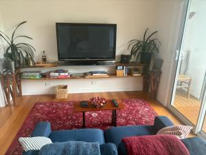 TV a/nebo společenská místnost v ubytování Spot the Sea eagle