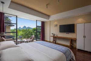 TV a/nebo společenská místnost v ubytování Guilin Village Creek Inn-Free private car pick up station stay 3 nights