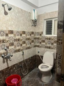 Ένα μπάνιο στο KSR INN Luxury Suites & Service Appartments