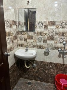 Ένα μπάνιο στο KSR INN Luxury Suites & Service Appartments +1 φωτογραφίες