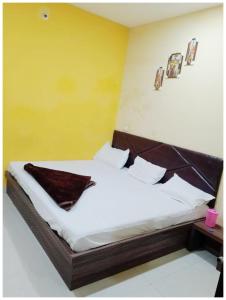 Imagen de la galería de HOTEL Priyanshi !Palace Near Shri Mahakaleshwar Jyotirlinga Temple - Fully Air Conditioned Rooms With Wi-fi - Free Parking Available, en Ujjain