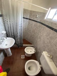 コンコルディアにあるEl martilloのトイレと洗面台付きのバスルーム