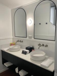 zwei Waschbecken im Bad mit zwei Spiegeln in der Unterkunft Martali Cottage in Wyberba + 54 Fotos