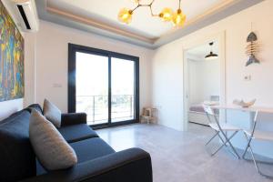 ウルラにあるUrla Surf House Dublex Rooftop Terrace Two Bedroomsのソファとテーブルのあるリビングルーム